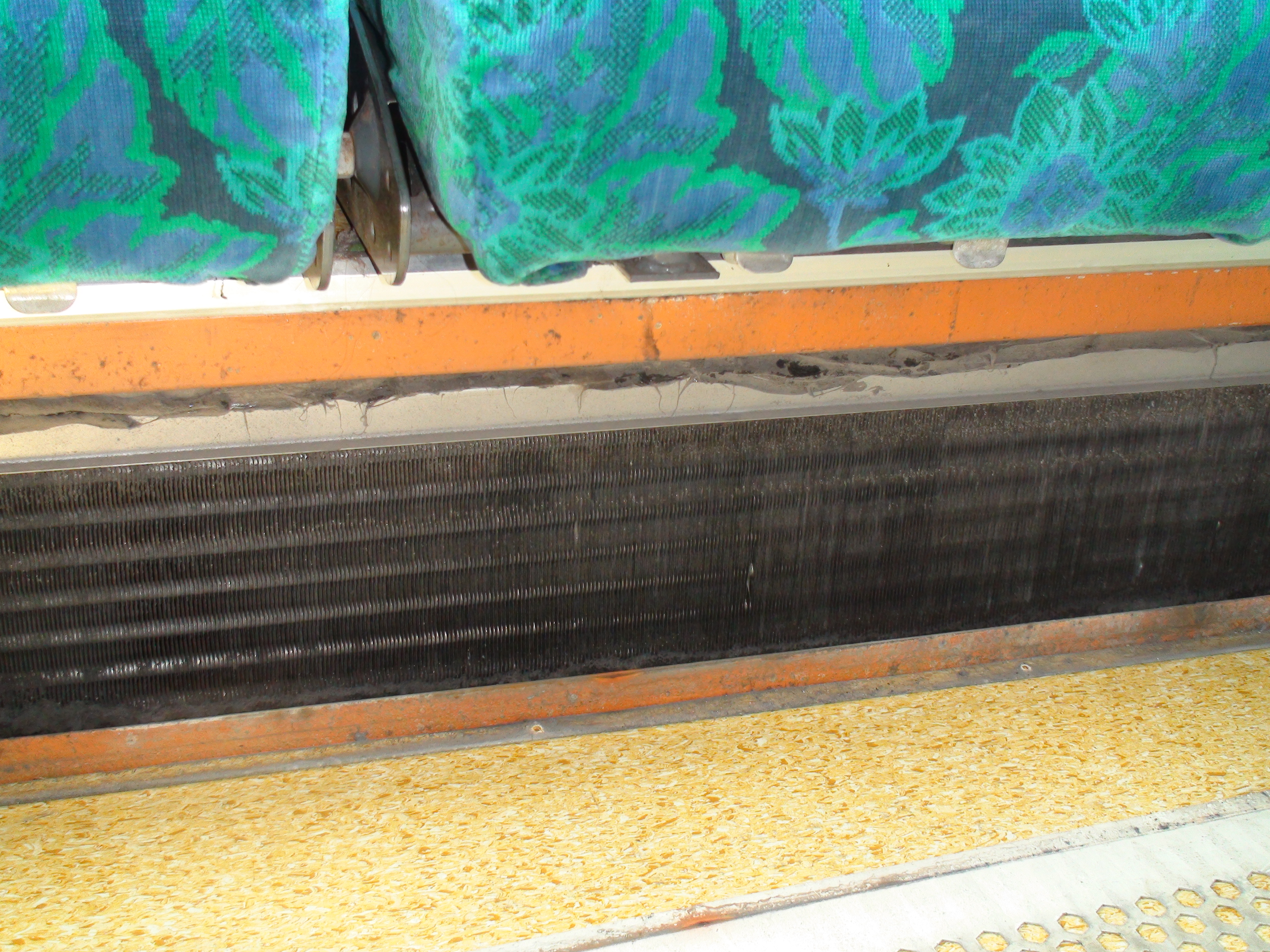 SK-101 鋁潔劑-清洗中-遊覽車散熱片鋁鰭片反應過程污染層鬆動