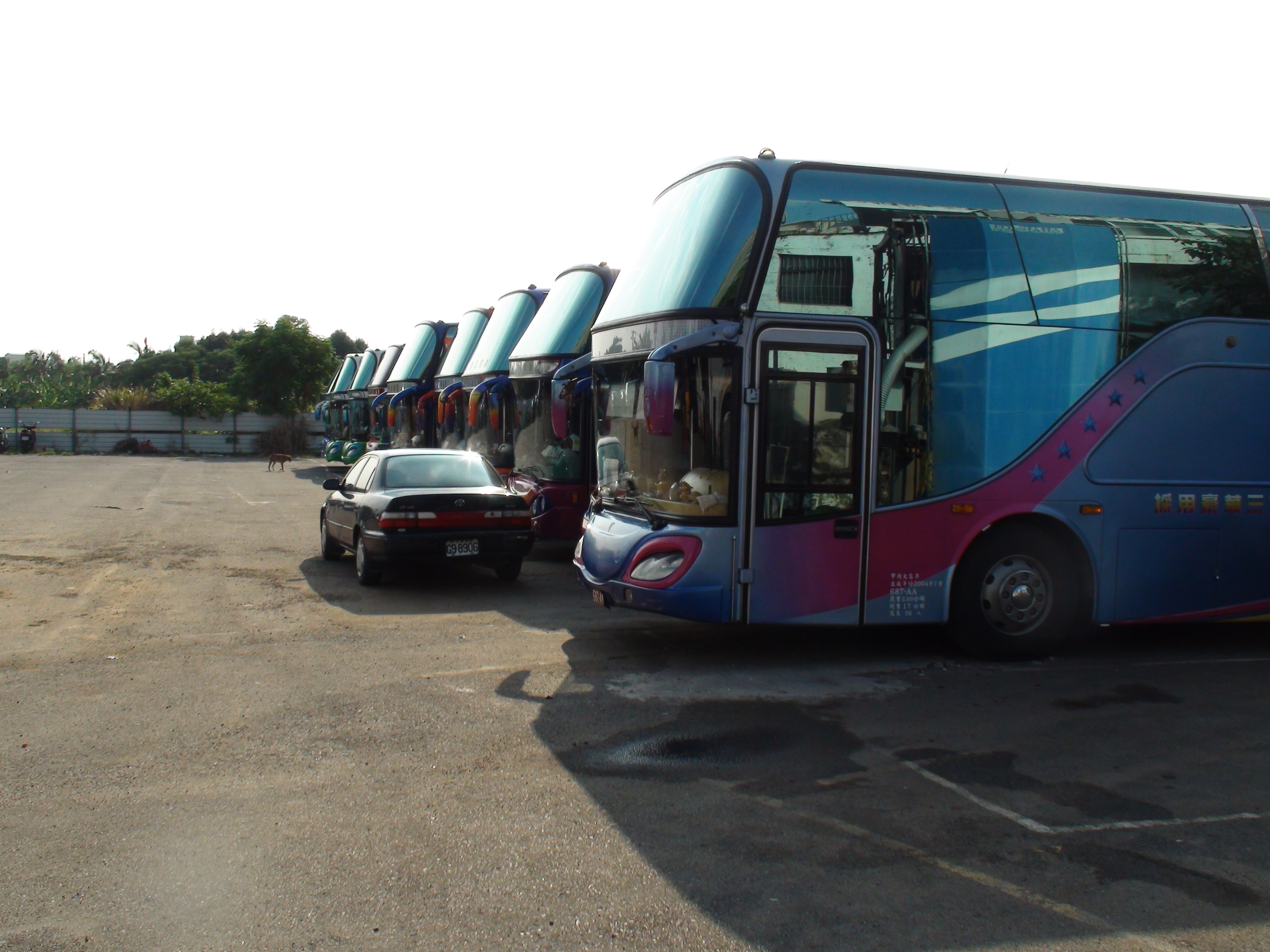 SK-101 鋁潔劑-清洗前-遊覽車散熱片鋁鰭片附著粉塵與油性混合污垢