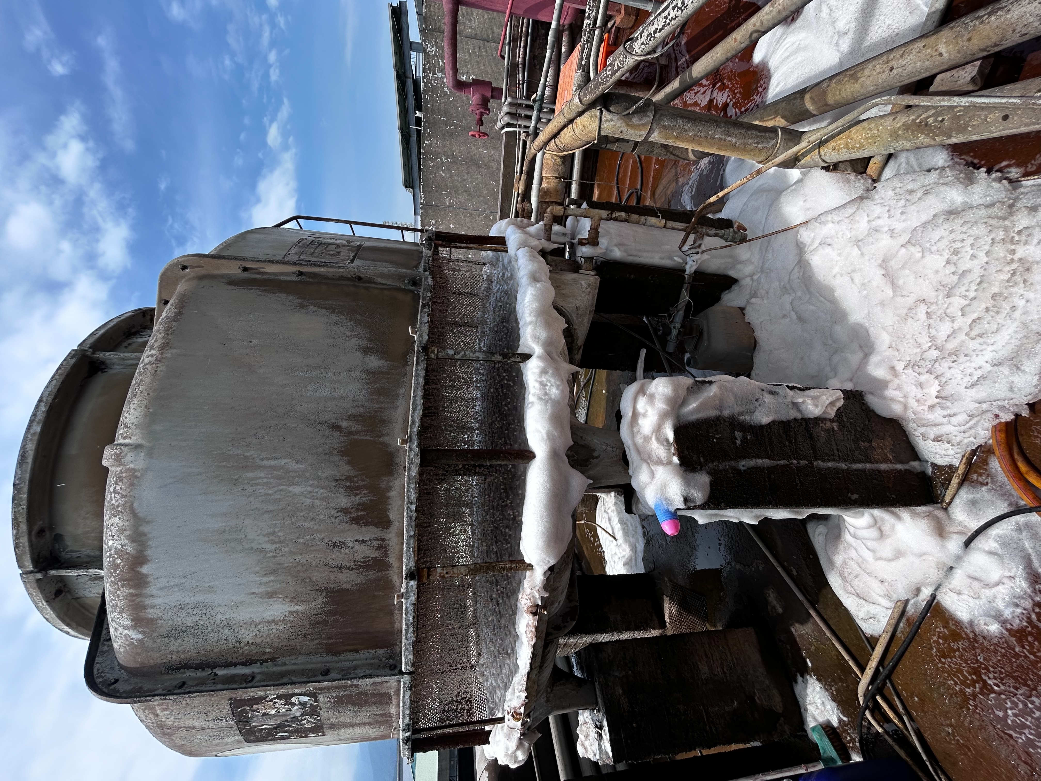 使用中和劑前，未加入消泡劑，與水質反應產生大量泡沫