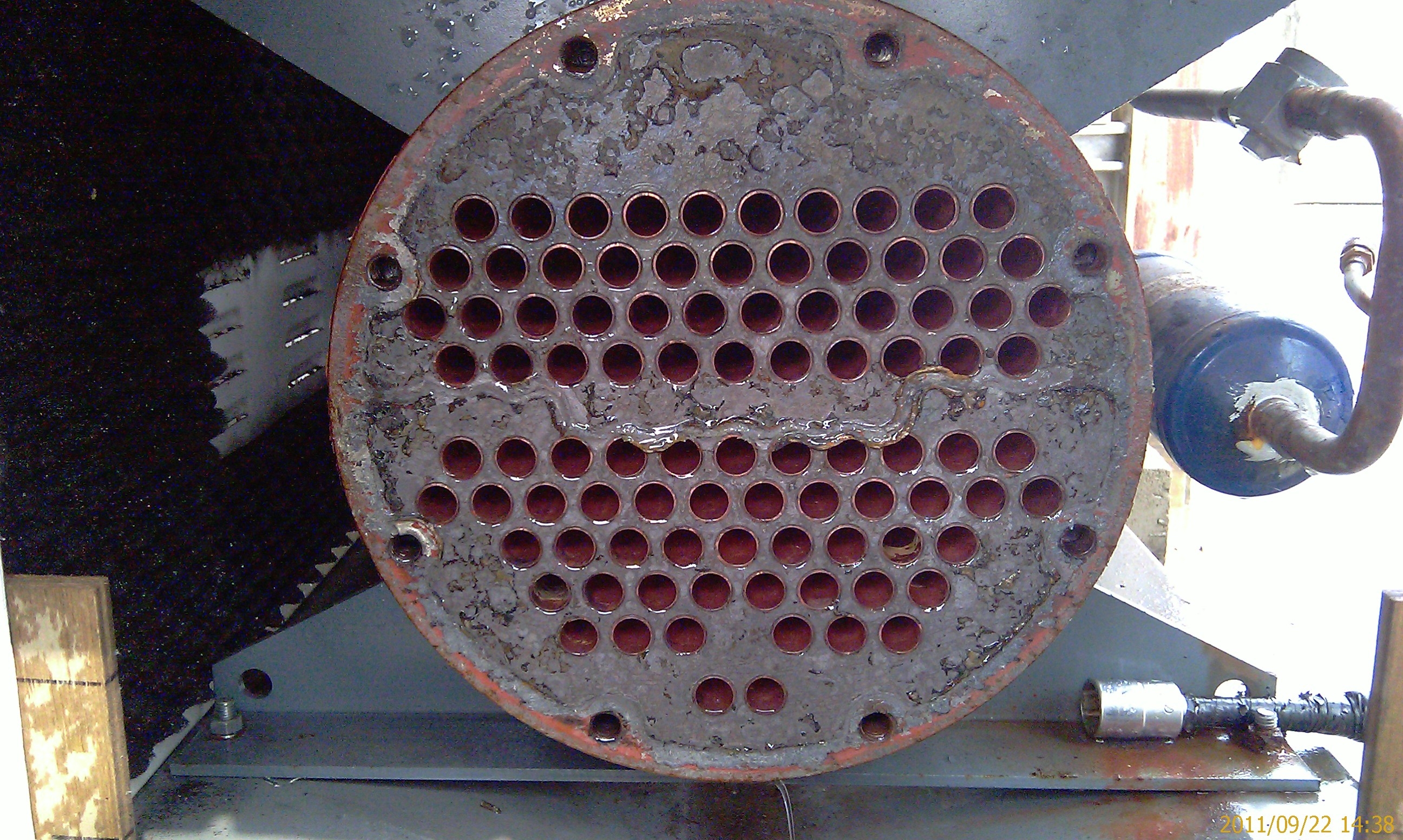 清洗後冷凝器管路內壁大部分矽酸鹽水垢與鐵鏽沉積已被剝離，金屬管壁重新露出，流道恢復暢通