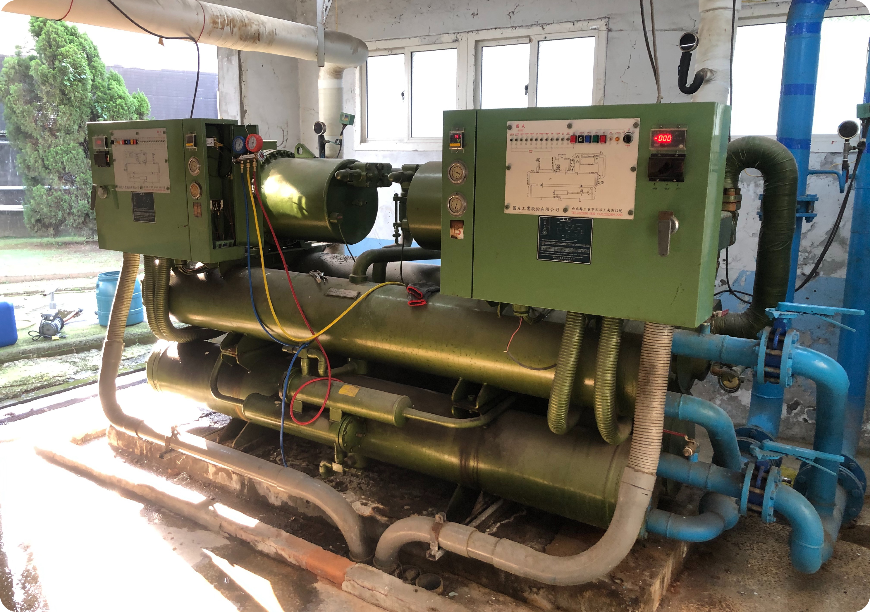 冷凝器清洗前，管束表面覆蓋厚層灰白與褐色硬垢，銅管開口明顯縮小且部分堵塞，屬於典型地下水矽酸鹽硬垢累積狀態