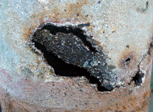 管道表面鏽蝕的特寫圖，顯示鏽斑、點蝕與破損。