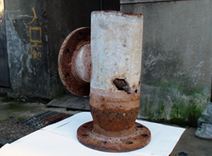 管道外部嚴重鏽蝕，顯示長期使用未處理的狀況。