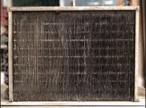 SK-105 重油污鋁潔劑清洗前：冷凍櫃冷凝器迎風面油灰層覆蓋